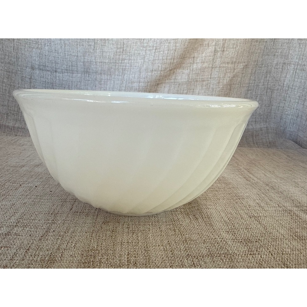 Fire-King Mixing Bowl Unisex 8.25in White Excellent Vintage Milk Glass Swirl